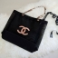 รุ่นใหม่ค้าาา 😍😍 พร้อมส่งความสวยหรู โทนสีชมพูทั้งใบ Chanel Shopping Bag With Chain & Ribbin กระเป๋าสะพายใบใหญ่ทรง Shopping Bag Limited Edition พรีเมี่ยมกิ้ฟของแท้นำเข้าจาก Chanel Perfume Counter ของแท้100% ใบใหญ่วัสดุ Nylon โปร่ง♡ ป