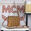 M.C.M MILLIE TOP ZIP CROSSBODY IN VISETOS รุ่นหายากที่สาวๆตามหา เพราะดีไซน์ยูนิค เรียบแต่มีดีเทลความหรู ๆ กระเป๋าสะพายที่มาพร้อมสาย 2 แบบ สายโซ่คล้องไหล่ คล้องแขน และสายหนัง crossbody ให้ปนับใช้ได้ตามใจชอบ วัสดุหนังแคนวาสคุณภาพดี ใช้งานง่ายด้วยซิป ใส่โทรศ