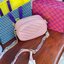 Tory Burch KIRA CHEVRON SMALL CAMERA BAG สาว ๆ ลุคคุณหนูไม่ควรพลาด Collection นี้เลยนะคะ เพราะ Kira Chevron เป็นรุ่นที่ตอบโจทย์และครองใจสาว ๆ ได้อย่างแท้จริง เนื่องจากมีดีไซน์เรียบหรู โดยใช้เทคนิคการเย็บบนหนังเป็นลายเส้น (Chevron) ทำให้กระเป๋าดูมีราคามากย