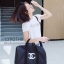 รีวิว เพี๊ยบมากค่าา (รุ่นโลโก้ปัก มีจำนวนจำกัด!) Best Seller ♡♡💃💃 กับทรง travel & fitness bag กับ Chanel VIP Gift Bag Travel Bag Gym Duffel Weekend จากงานพรีเมี่ยมกิ้ฟแบรนด์หรูอย่าง Chanel ของแท้100% ตัวกระเป๋าเป็นผ้า Oxford 