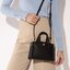 ของแท้ 💯% 】Tory walker Micro Satchel กระเป๋าถือหรือสะพายไหล่ วัสดุหนังแท้ ด้านหน้าประดับโลโก้แบรนด์ อะไหล่ทองสวยหรู