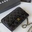 หนังแท้ CHANEL WALLET WITCH CHAIN รุ่นยอดนิยมไอเท็มฮิตวัสดุหนังคาเวียร์สวยคลาสสิคเปิดปิดด้วยฝาปิดกระดุมด้านหน้ามีโลโก้แบรนด์อะไหล่ทองสวยหรูดูดีมาพร้อมสายโซ่อะไหล่เงินและทอง ร้อยหนังจะสะพายไหล่ หรือ Crossbody ภาพถ่ายจากงานขายจริงสวยน่าใช้ Chanel mini นาทีน