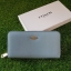 Coach longvwallet กระเป๋าสตางค์ใบยาวซิปรอบ ด้านหน้าตประดับโลโก้แบรนด์ อะไหล่ทอง ซิปแบรนด์ปั๊ม ภายในมีช่องใส่บัตร 1 2ช่อง และช่องใส่ธนบัตร 3 ช่อง มีช่องซิปกลางใส่เหรียญค่ะ
