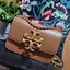 TORY BURCH ELEANOR SMALL CONVERTIBLE SHOULDER BAG ฮอตไอเท็ม รุ่นนี้ขายดีขายหมด สวยหรู คุณหนู ผู้ดี!! หายากมากแล้วน้า กระเป๋าสะพายข้าง ดีไซน์อยู่ทรง ขนาดกำลังสะดวกใช้สำหรับสาว วัสดุหนังแท้เต็มใบ สีทูโทน เปิด-ปิดด้วยแถบแม่เหล็ก ภายในแบ่งสัดส่วนได้เป็นอย่างด
