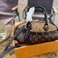 ORI หนังแท้ | LV x TM Handbag East West Murakami ซีซั่นนี้จะเป็นรุ่นไหนไปไม่ได้นอกจากรุ่นใหม่ล่าสุด พิมพ์ลายโมโนแกรมทั้งใบทรงล้ำสมัย หนังแท้นิ่มอย่างดี ประดับด้วยหมุดโลหะสีทองสุดหรูค่ะ
