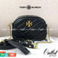 Tory Burch Kira Chevron Small Camera Bag กระเป๋าสะพายทรงกล่อง ซิปบน อะไหล่ทอง สายสะพายยาวแบบครอสบอดี้ งานสวยปั๊มทุกจุดเป๊ะทุกมุม เปิด - ปิดกระเป๋าด้วยซิป ด้านในโล่ง มีช่องซิป 1 ช่อง มาพร้อมสายสะพายยาว ปรับระดับได้ค่ะ