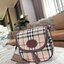 BURBERRY FRAGRANCES VINTAGE CROSSBODY BAG GiFT WITH PURCHASE (GWP) กระเป๋าสะพายพรีเมี่ยมกิ๊ฟ Limited Edition จากเคาน์เตอร์ BURBERRY FRAGRANCES วัสดุหนังแท้ขึ้นลาย Burberry Vintage Signature สวยหรูสุดคลาสสิค เปิดปิดฝาปิดกระดุมแม่เหล็ก ภายในมีโลโก้และช่องซิ