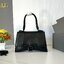 BALENCIAGA Hourglass top-handle tote bag กระเป๋าสะพายแบรนด์หรูซิกเนเจอร์ ที่มาพร้อมดีไซน์โดดเด่น มีความโฉบเฉี่ยว โค้งมนเหมือนพระจันทร์เสี้ยว เพิ่มความสวยสะดุดตาด้วยการตกแต่งอักษร B เมทัลลิก