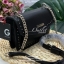 GUESS MILA STUDDED CROSSBODY BAG กระเป๋าสะพายข้างหรือแบบครอสบอดี้ร์ วัสดุลายหนังสวย หนังนิ่ม น้ำหนักเบาค่ะ ด้านหน้ามีอะไหล่โลโก้แบรนด์ พร้อมประดับหมุดดอกเล็กเพิ่มความเก๋เข้ามาให้ค่ะ เปิดปิดกระเป๋าแบบกระดุมแม่เหล็กภายในมีช่องหลักสำหรับใส่ของ สามารถใส่มือถื