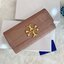 TORY BURCH Croc Long Wallet กระเป๋าสตางค์ใบยาว วัสดุหนังแกะสังเคราะห์ อะไหล่อทองโดดเด่นที่ด้านหน้า หนังเงาขึ้นรูปสวย เปิด-ปิดด้วยกระดุม ด้านในกระเป๋าแบ่งออกเป็นPatation มีช่องชิปยาวตรงกลาง มีช่องสำหรับ 6 ใบ งานสวยพร้อมส่งให้รับทรัพย์กันแล้ววันนี้