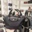 LONGCHAMP LE PLIAGE NÉO TOP HANDLE BAG XS คอลเลคชั่นสุดพิเศษจากลองฌอมป์ มีดีไซน์ที่เรียบหรูและคลาสสิก แฝงด้วยลูกเล่นแบบเฟมินีน แถมยังมีน้ำหนักเบาอย่างไม่น่าเชื่อ มาพร้อมกับหูจับกระเป๋าคู่และฝาปิดแบบกระดุม กระเป๋าถือใบนี้สามารถใช้ถือแบบทั่วไป มีสายสะพายถอด