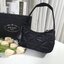 รุ่นใหม่แนะนำ!! กับงานพรีเมี่ยมกิ้ฟท์ PRADA HANDBAGS ขนาดกะทัดรัด **อะไหล่เงิน วัสดุทำจากหนัง Pu อย่างหนาลายตารางสวยหรูดูดี อยู่ทรง กันน้ำได้ หายห่วงคะ ด้านหน้ามีโลโก้แบรนด์ เปิดปิดด้วยซิป มาพร้อมสายผ้า ไม่สามารถถอดได้ ภายในบุผ้าลายPrada และป้ายโลหะแบรนด์