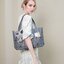 ทรงสุดฮิตจากแบรนด์ David Jones ใบนี้ มาพร้อมกับน้องหมี สีเข้า set กับกระเป๋าคะ
