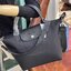Longchamp Le Pliage Neo Size S มาพบกับกระเป๋ารุ่นยอดนิยม ที่สาวๆ ต้องมีไว้เก็บไว้สักใบ กระเป๋าโท้ทใบนี้ มาพร้อมกับสีที่มีสไตล์เรียบง่าย มีสายสะพายยาวช่วยให้คุณสามารถสะพายไหล่ได้อย่างสบาย ในขณะที่ที่ปิดแบบซิปช่วยให้คุณมั่นใจได้ว่าของด้านในมีความปลอดภัย Le 