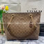 COACH Tote in Signature Canvas Bag กระเป๋าสะพายทรงช้อปปิ้ง สายกระเป๋าเป็นหนังสลับโซ่ทองสวยงาม เพิ่มความหรูหรา ภายในโล่งกว้างใส่ของได้เยอะมาก วัสดุ Canvas เคลือบลายซิกเนเจอร์และหนัง พร้อมซิปกลางเก็บของได้มิดชิดเลยค่ะ มี 3 สี น้ำตาล ดำ ขาว