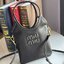 MIU MIU IVY leather handbag / Miu Miu ivy mini tote กระเป๋าสไตล์คลาสสิก มาในดีไซน์เรียบแต่โก้ ให้ลุคที่ดูเท่มั่นใจ สามารถถือและสะพายได้ จุดเด่น ที่โลโก้หนังตัวนูน ที่เสริมให้กระเป๋าดูแฟชั่นและทันสมัย