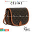 CELINE MEDIUM FOLCO BAG IN TRIOMPHE CANVAS หากใครที่กำลังมองหากระเป๋าสะพายข้าง ขนาดกะทัดรัด และเรียบหรู ต้องใบนี้เลยค่ะ เป็นกระเป๋าเปิดปิดแบบแบบฝาผับที่มีรูปทรงโค้งและที่ล็อกรูปทรงคล้ายเข็มขัด อีกทั้งยังสะท้อนความสวยสไตล์สาวปารีสได้อีกด้วย ด้านในของรุ่นนี