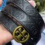 Tory burch Midnight with Tag Logo Monogram Embossed Leather Belt เป็นเข็มขัดที่ตอบโจทย์ของคุณได้อย่างลงตัวทุกสไตล์การแต่งตัว ไม่ว่าจะใส่คู่กับเดรสหรือกางเกงยีนส์ก็ดูดีทีเดียว เพราะหัวเข็มขัดโดดเด่นด้วยดีไซน์ทรงกลมรูป Double T ที่เป็นสัญลักษณ์ประจำแบรนด์ ส