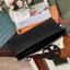Tory burch Miller Metal clutch กระเป๋าคลัทช์ดีไซน์เรียบหรูออกแบบมาได้อย่างลงตัว ด้วยรูปทรงที่สวยงามและทันสมัย จากแบรนด์ Tory Burch ขนาดกำลังดี สามารถใส่กระเป๋าสตางค์หรือเครื่องสำอางค์ได้ตามขนาดกระเป๋า ในเรื่องของดีไซน์และLogo DoubleT เฉดเดียวกับสีของกระเป