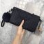 เอาใจสาวๆ ที่ต้องการหากระเป๋าสะพายข้างใบเล็กๆเบาๆ สะพาย cross body สวย สะพายจบในใบเดียว แนะนำใบนี้เลยค่า ตัวกระเป๋าสีดำ อะไหล่ดำ เรียบหรูมากคะ จากแบรนด์ David Jones ตัวกระเป๋าสะพาย ปรับเก็บสายถือเป็น clutch bag ได้คะ มีสายคล้องข้อมือ ขนาดกะทัดรัด พร้อมช่อ