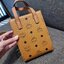M.C.M X-MINI KLASSIK TOTE IN VISETOS สิ้นสุดการรอคอย สำหรับไอเท็มกะทัดรัด พร้อมเสิร์ฟให้คุณแบบเต็มพิกัด!! กระเป๋าสะพายมินิโท้ท ที่ตอบโจทย์ทุกไลฟ์สไตล์ ในวันสบาย วันทำงาน ออกงาน หรือวันที่ต้องลุย น้องคนสวยใบนี้พร้อมไปกับทุกคนได้เลย!! วัสดุหนังแคนวาสคุณภาพด