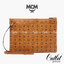 M.C.M Crossbody Pouch in Visetos Original กระเป๋าสะพายกึ่งคลัชท์ สุดล้ำ มีสายยาวสะพายข้างได้ รุ่นใหม่ล่าสุดมาแรงมาก ด้วยความสวยปังตั้งแต่แรกเห็น ภายในเป็นช่องโล่งไอเท็มนี้เด็ด แนะนำค่ะ