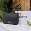 LOEWE CROSSBODYBAG VIP GIFT WITH PURCHASE (GWP) กระเป๋าสะพายพรีเมี่ยมกิ๊ฟ Limited Edition จากน้ำหอม LOEWE DUTY FREE วัสดุหนังแท้ Calf Leather หนังเรียบสวยอยู่ทรงดีไซน์สุดคลาสสิค เปิดปิดด้วยฝาปิดโลโก้แบรนด์อะไหล่ทองหรู ภายในมีช่องแบ่งหลายช่องแยกเป็นสัดส่วน