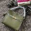 Tory burch lee radziwill pebbled small double bag กระเป๋า Lee Radziwill Double Bag สุดหรู ที่คำนึงถึงการเลเยอร์หนังและหนังกลับอย่างประณีตลงไปในงานดีไซน์ สามารถปรับปากกระเป๋าได้ 3 แบบตามต้องการ พร้อมนำเอาความเป็น American Luxury มาตีความใหม่ผ่านแง่มุมของคว