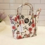 GUESS OPEN ROAD FLORAL MINI TOTE กระเป๋าถือหรือสะพายขนาดกำลังดี วัสดุหนังซาฟิโน่แต่งลายดอกไม้อ่อนหวานสดใส ฐานตั้งอยู่ทรง เปิดปิดด้วยซิป ใส่กระเป๋าสตางค์ยาวได้ สายสะพายปรับระดับได้ สวยน่าใช้จริงๆจ้า