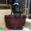 COACH MARKET TOTE กระเป๋าถือใบใหญ่ทรง TOTE ทรงกระเป๋าสวยหรู กระเป๋าใบใหญ่ใส่ของได้เยอะ Tote bag อีกหนึ่งรุ่นฮิต ให้พื้นที่จุของกว้างขวาง เชื่อว่าต้องเคยผ่านตาสาว ๆ มาก่อนแน่นอนค่ะ เพราะเป็นกระเป๋าที่ใช้งานง่าย สะพายไหล่ไปได้ทุกที่ ทุกโอกาส ด้วยขนาดของกระเ