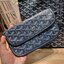 GOYARD BOHEME HOBO BAG / GOYARD HOBO กระเป๋าสะพายทรงโฮโบ ใบใหญ่จุใจ!! มาครบสีขายดี เลิศทุกสี รูปทรงคลาสสิค ดีไซน์เป็นเอกลักษณ์ วัสดุหนังแคนวาสพิมพ์ลายสวยคม ปากกระเป๋ามีซิปเปิด-ปิดกันของหล่นได้ ภายในโล่งกว้างมาก มาพร้อมสายคล้องในตัว ทนทาน สะพายสวยๆได้ทุกวั