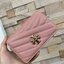 ของแท้ 💯% 】Tory burch kira chevron medium slim wallet กระเป๋าสตางค์หนังแกะขนาดmedium size การตัดเย็บหนังแกะแสนนุ่มแบบลายบุสองชั้น สัมผัสนุ่มควบคู่กับดีไซน์อันเป็นเอกลักษณ์ ดูแพงด้วยโลโก้ด้านหน้าสีทองสวยหรู