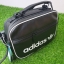 ADIDAS MINI AIRLINE VINT BAG กระเป๋าถือหรือสะพายทรง sport วัสดุ pu. นิ่ม น้ำหนักเบา ทรงสวย classic ด้านหน้ามีช่อง ซิปด้านบนแบ่ง 2 ช่องใหญ่ จุได้เยอะ ใส่ wallet ยาว, mini iPad ได้ mini พร้อมสายยาวปรับ freesize ค่ะ