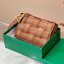 BOTTEGA VENETA PADDED CASSETTE BAG สร้างสรรค์ให้ไอเท็มนี้ดูหรู ดูแพง ใบจริงสวยมาก ใช้ได้ทั้งชายหญิง มาจำนวนจำกัด รีบตำกันน้า ไม่อยากให้พลาดเลยจ้า