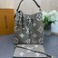 ORI หนังแท้ | LV NeoNoe MM Bucket bag Monogram Flower กระเป๋าสะพายทรงบัคเก็ต ลาย Monogram Flower โดดเด่นเพิ่มสไตล์ มีเสน่ห์ชวนหลงใหล