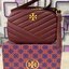 Tory Burch KIRA CHEVRON SMALL CAMERA BAG รุ่น Kira Chevron Small Camera Bag ตอบโจทย์คุณสาวๆ ได้อย่างละมุ่น สวยมาแต่ไกล ลุคหรูดูมีสไตล์ ดีไซน์เรียบหรู แต่ดูไฮไม่เบา..เพิ่มลวดลายด้วยการเย็บเย็บบนหนังเป็นลายเส้น (Chevron) ตกแต่งสายสะพายด้วยพู่ห้อยเกร๋ๆ สายยา