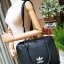 ADIDAS HANDLE BAG กระเป๋าถือเเละสะพายทรงโดม วัสดุนิ่มหนังสวยอยู่ทรงด้านหน้ามีโล้โก้แบรนด์ เปิดปิดด้วยซิปสะดวกใช้ หัวซิปแบรนด์ ขนาดใหญ่กำลังดี จุได้เยอะ น้ำหนักเบา ภายในมีโลโก้มีช่องซิปใส่ของ หูจับถนัดมือ พร้อมสายสะพายถอดได้เลื่อนปรับได้ Crossbody ได้ ไอเท