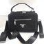 มาใหม่ค้า! จากงานพรีเมี่ยมกิ้ฟแบรนด์ดังอย่าง Prada วัสดุเป็นผ้า Polyester อย่างดี จุของได้เยอะมาก สามารถใส่Ipad tablet กระเป๋าสตางค์ยาวได้เหมาะสำหรับสาวๆที่ของเยอะเลยคะ ด้านหน้ามีโลโก้อะไหล่เงินทั้งใบ มีซิปด้านหน้าและด้านหลัง ด้านในมีช่องซิป และช่องใส่ของ