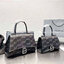 BALENCIAGA Hourglass BB Monogram top-handle tote bag กระเป๋าสะพายแบรนด์หรูซิกเนเจอร์ใบล่าสุด ที่มาพร้อมดีไซน์โดดเด่น มีความโฉบเฉี่ยว โค้งมนเหมือนพระจันทร์เสี้ยว เพิ่มความโดดเด่นสะดุดตาด้วยการตกแต่งอักษร B เมทัลลิก ที่เป็นเอกลักษณ์แบรนด์ งานจริงสวยงามตามรู
