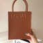 LOEWE Tote Leather Bag พร้อมส่ง กระเป๋าทรงโท้ทหนังเรียบสวยอยู่ทรงด้านหน้ามีโลโก้แบรนด์ หูจับแข็งแรงมาพร้อมสายสะพายหนังเรียบยาวปรับระดับได้จะถือหรือสะพายไหล่สะพายเฉียงก็ดูดี