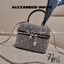 ALEXANDER WANG HEIRESS BOX BAG IN RHINESTONE MESH ใหม่ก่อนใคร กับไอเท็มสุดเอ็กซ์คลูซีฟ วีไอพีจากเคาน์เตอร์ กับกระเป๋าถือ/สะพายทรงกล่องตกแต่งพลอยเทียม หรูหรา โดดเด่น ดูแพง ด้วยการตัดเย็บเรียงร้อยลงบนตาข่ายเนื้อละเอียด ทำให้ดูดีมีราคางดงามมากๆ เปิด-ปิดด้วยซ