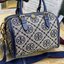 พร้อมส่งความสวย!!! medium TORY BURCH FACTORY MONOGRAM JACQUARD BOSTON BAG กระเป๋าถือหรือสะพายรุ่นใหม่ล่าสุดจาก TORY BURCH FACTORY วัสดุ Woven Jacquard & Leather ในลาย Jacquard คงเอกลักษณ์แบรนด์สวยอยู่ทรงดีไซน์โดดเด่นทรง Boston เปิดปิดด้วยซิปคู่สะดวกใช้ขนา