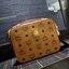 M.C.M KLASSIK CROSSBODY BOX BAG ไอเท็มขวัญใจเซเลปอีกหนึ่ง!! กระเป๋าสะพายครอสบอดี้ดีไซน์ทรงกล่อง ด้วยรูปลักษณ์ที่มีสไตล์ สามารถใช้กับลุคแคชชวล หรือลุคไหนๆก็ทำให้ดูโดดเด่นขึ้นมาได้ วัสดุหนังแคนวาสคุณภาพดี เปิด-ปิดด้วยซิป มีช่องหลัก 2 ช่อง มาพร้อมสายสะ