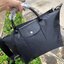 8สี พร้อมส่ง Longchamp LE PLIAGE NÉO TOP HANDLE BAG (medium size) อีกหนึ่งรุ่นยอดนิยม ที่สาวๆ ต้องมีไว้เก็บไว้สักใบ กระเป๋าโท้ทใบนี้ มาพร้อมกับสีที่มีสไตล์เรียบง่าย มีสายสะพายยาวปรับสั้นยาวได้ช่วยให้คุณสามารถสะพายไหล่ได้อย่างสบาย ในตัวสายปักโลโก้อันเป็นสั
