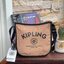 Kipling Patsy M Crossbody คอลเลคชั่นใหม่ล่าสุด ที่ไม่เน้นลวดลายและสีสัน แต่เน้นรูปแบบการใช้งานที่ง่ายแสนง่ายไม่ซับซ้อน ขนาดกำลังดี สามารถใส่ของที่จำเป็นได้ ไม่ว่าจะเป็นโทรศัพท์มือถือหรือกระเป๋าสตางค์ น้ำหนักเบา ด้านในของกระเป๋ายังแบ่งช่องเป็นระเบียบ พกพาไ
