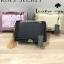 Pedro Velvet Tassel shoulder Bag รุ่นใหม่ชนช้อป!! จากแบรนด์ในเครือ charles&keith กระเป๋าสะพายข้างทรงกล่อง ตั้งอยู่ทรง สายสะพายโซ่ร้อยหนัง อะไหล่ทองทั้งใบ ด้านข้างประดับพู่สุดหรูสามารถสะพายได้ทั้งสายเดี่ยวและสายคู่ ภายในมีช่องซิปแยก สามารถใส่กระเป๋าสตางค์ท
