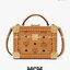M.C.M BERLIN CROSSBODY IN VISETOS รุ่นหายากต้องมา!! กระเป๋าสะพายทรงกล่องคลาสสิค ดีไซน์ให้ปราดเปรียวยิ่งขึ้นด้วย studs และตกแต่งขอบเก็บมุมด้วยเพลทสีทอง ดูหรู ดูแพงเป็นที่สุด ใช้งานได้สะดวกคล่องตัวมากขึ้น ด้วยสายสะพายครอสบอดี้ วัสดุหนังแคนวาสคุณภาพดี