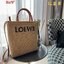 Loewe Leather-trimmed Raffia Tote / Loewe Tote Bag กระเป๋าโท้ท รูปทรงสวยงามสานเต็มใบ และยังโดดเด่นด้วยโลโก้ สีโทนอุ่น ทำให้ไอเท็มนี้ ภายในกระเป๋าใหญ่โล่งกว้าง ใบนี้เหมาะกับสายแฟชั่นมากๆ