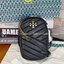 OUTTLET 】Tory burch kira chevron n/s crossbody bag กระเป๋าสำหรับใส่มือถือหรือของจุกจิกต่างๆ ได้กลายมาเป็นแฟชั่นสุดร้อนแรงแห่งปี คอลเลคชั่นนี้ออกมาเพื่อเอาใจสาวๆโดยเฉพาะ สีสันสุภาพเพื่อให้แมทช์กับสีสันของเสื้อผ้า ได้ง่าย ภายในยังสามารถแบ่งสันปันส่วนไว้สำหร