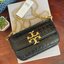 Tory Burch Eleanor Crocodile-Embossed Phone Crossbody Bag จุดเด่นของรุ่นนี้คือดีไซน์ออกมาในสไตล์คลาสสิกที่มาพร้อมกับฮาร์ดแวร์ที่ทำจากวัสดุทองเหลืองและสายสะพายโซ่เกลียวสีทอง ซึ่งการออกแบบได้รับแรงบันดาลใจมาจากเครื่องประดับ รูปทรงกะทัดรัดจึงสามารถสะพายใช้งา